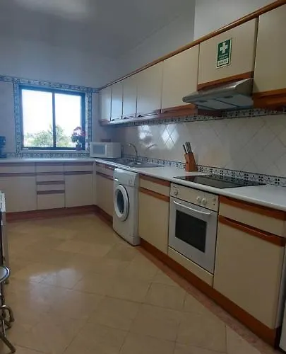 Jeannie's Oura Estrela Апартаменти *